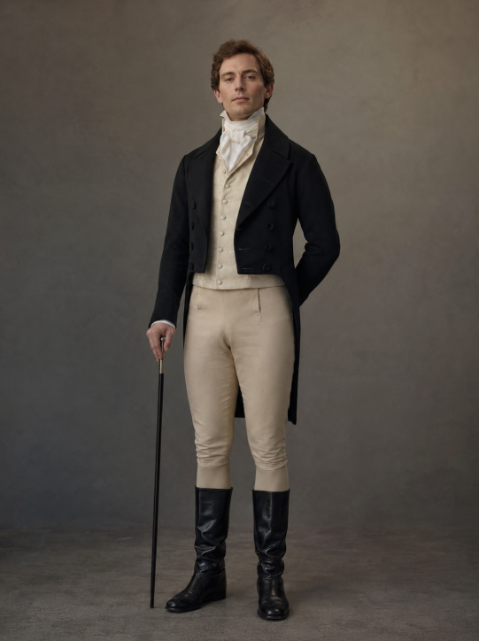 Gentleman en tenue de la Régence, avec redingote sombre, gilet clair, culotte ajustée, bottes et canne