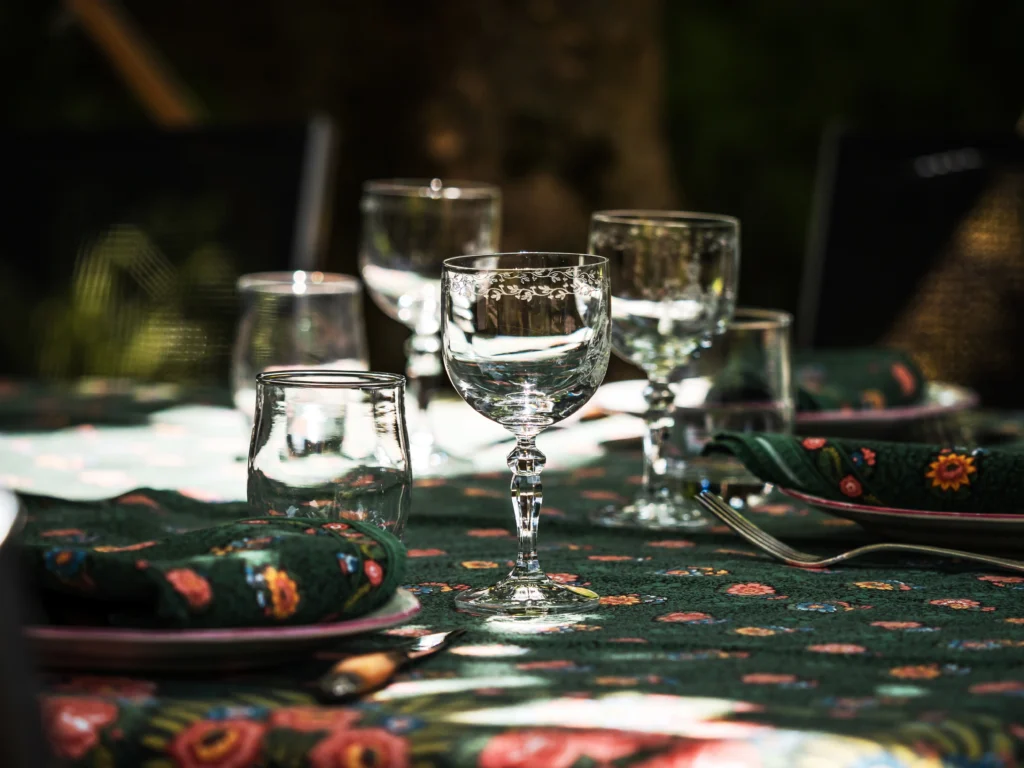Table élégamment dressée avec verres et serviettes pour recevoir des invités en été