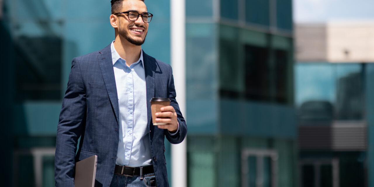 Hommes : Comment rester élégant au bureau quand il fait chaud ?