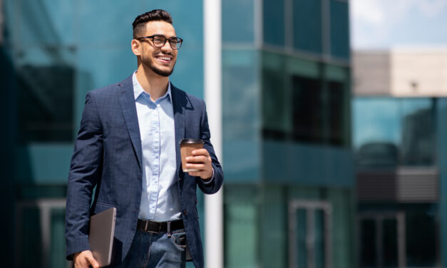 Hommes : Comment rester élégant au bureau quand il fait chaud ?
