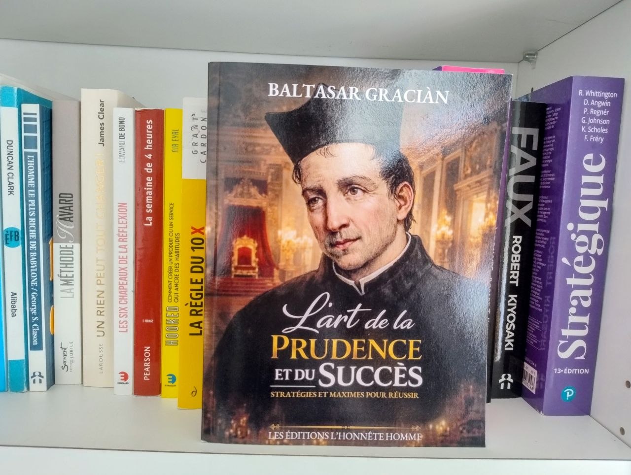 L’Art de la prudence et du succès de Baltasar Gracián présenté dans une bibliothèque