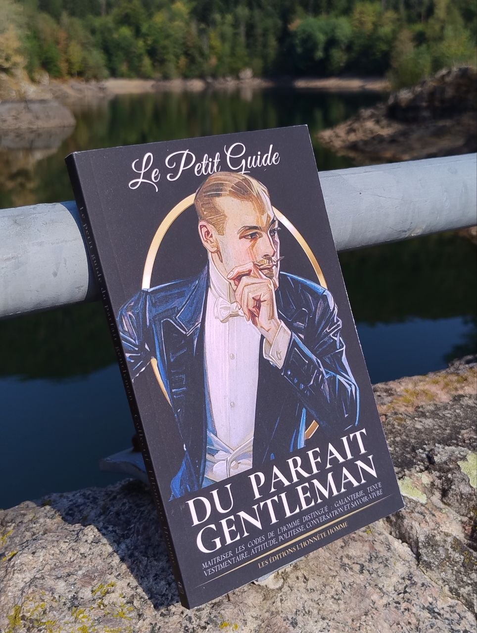 Livre Le Petit Guide du parfait gentleman consacré à l’élégance masculine et au savoir-vivre