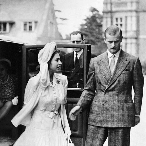 La princesse Élisabeth et le prince Philip arrivent à Wokingham pour assister à une remise de prix , le 1er mai 1947 