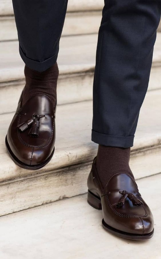 chaussures mocassin marron chaussettes marron