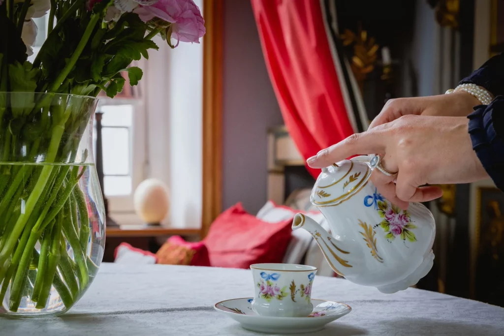 L'Académie des bienséances enseignant la politesse et le savoir-vivre à la française.